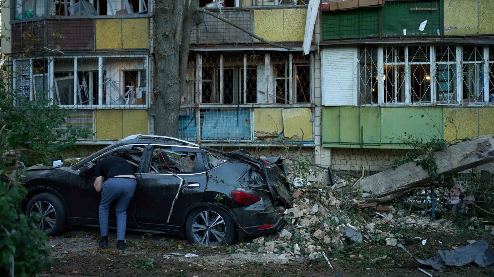 Ruské raketové útoky si v noci na štvrtok na Ukrajine vyžiadali najmenej 13 obetí a 40 zranených, uviedli záchranári.