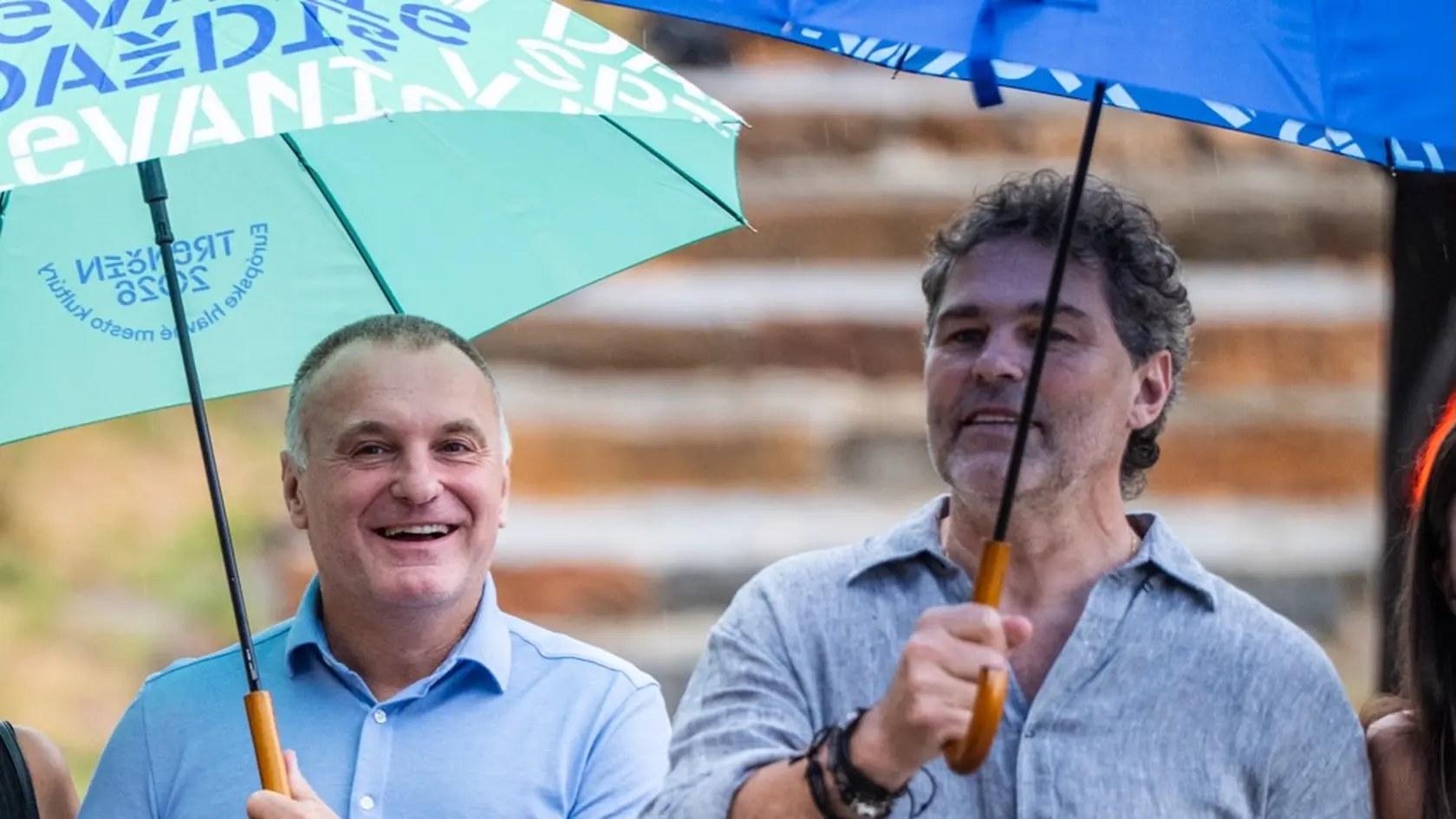 V Trenčíne vo štvrtok pršalo, legendy Jágr a Reichel museli vytiahnuť dáždniky.