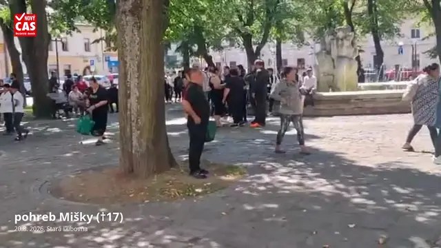 Miške († 17), ktorá zomrela rukou vraha, prišli dať posledné zbohom na cintorín do Starej Ľubovne stovky ľudí. Stratu milovanej dcérky najhoršie znášala mamička Amália, ktorej museli dokonca zavolať záchranku, pretože od žiaľu kolabovala.