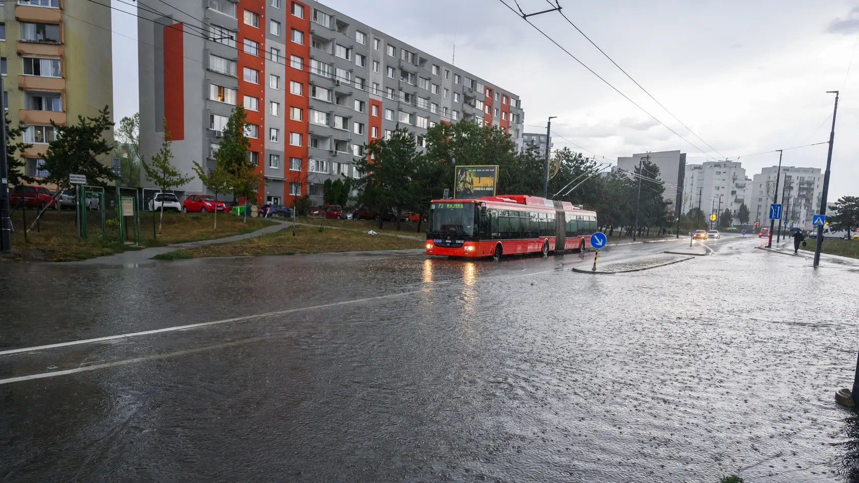 Na snímke následky silnej búrky a zatopená Vrakunská ulica v mestskej časti Podunajské Biskupice v Bratislave 20. augusta 2026. 
